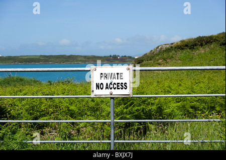 Privat kein Zugriff Zeichen durch Schranke auf Küstenland auf Sherkin Island, County Cork, Irland Stockfoto