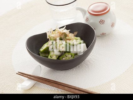 Okra mit getrocknete Bonito-Flocken Stockfoto