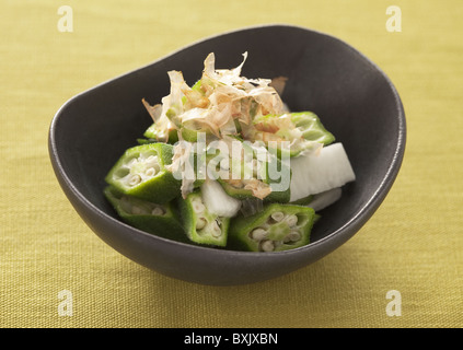 Okra mit getrocknete Bonito-Flocken Stockfoto