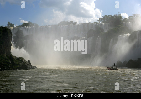 Teil [Iguassu Falls] [Iguazu Wasserfälle] zeigt touristischen Boot und [Rio Iguazu minderwertig] von argentinischen Seite Stockfoto