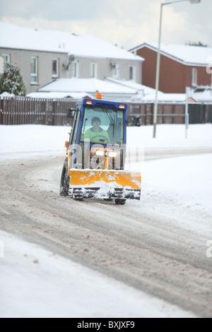 Mini-Pflug auf Hauptstraße Montrose Schottland. Operationen im Winterschnee knirschte. Stockfoto