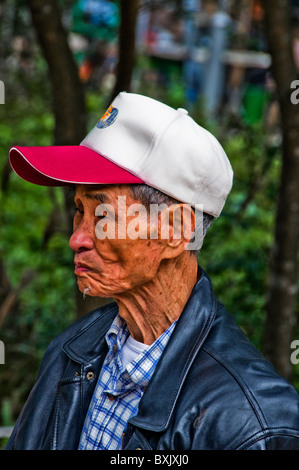 Älteren asiatischen Mann auf Gehweg in Macau Hongkong China Stockfoto