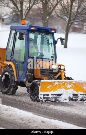 Mini-Pflug auf Hauptstraße Montrose Schottland, Gritting Operationen im Winterschnee. Stockfoto