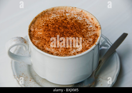 Cafe Latte Cup am Tisch im restaurant Stockfoto