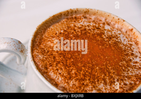 Cafe Latte Cup am Tisch im restaurant Stockfoto