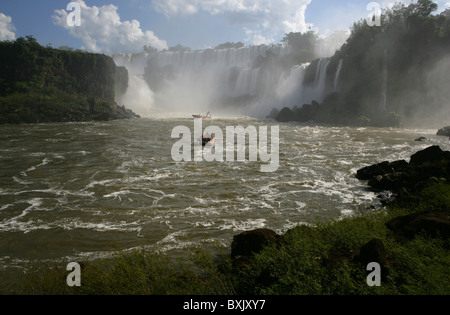 Teil [Iguassu Falls] [Iguazu Wasserfälle] zeigt touristischen Boot und [Rio Iguazu minderwertig] von argentinischen Seite Stockfoto