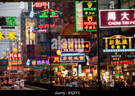 Belebten Straße und Zeichen in der Nacht in der Innenstadt von Hongkong China Stockfoto