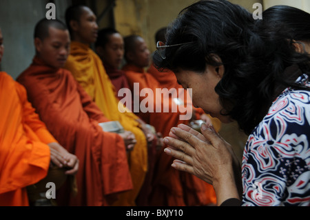 Buddhistische Mönche in Kambodscha betteln Stockfoto