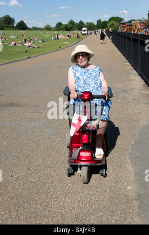 Ältere Frau auf Mobilität Roller, London, England, UK Stockfoto