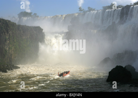 Teil [Iguassu Falls] [Iguazu Wasserfälle] zeigt touristischen Boot und [Rio Iguazu minderwertig] von argentinischen Seite Stockfoto