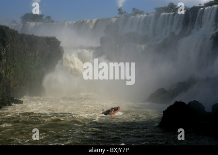 Teil [Iguassu Falls] [Iguazu Wasserfälle] zeigt touristischen Boot und [Rio Iguazu minderwertig] von argentinischen Seite Stockfoto