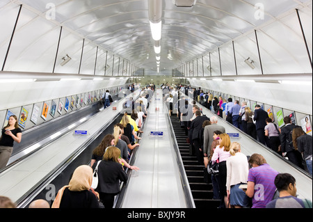 Fahrtreppen der Londoner U-Bahn an der Holborn-Station während der Hauptverkehrszeit, Großbritannien Stockfoto