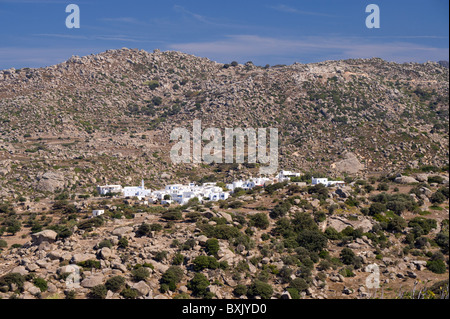 Unter Tausenden von Granitfelsen, Blick auf das Dorf Volax, auf den griechischen Kykladen Insel Tinos Stockfoto