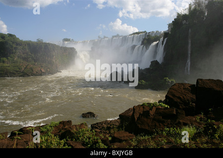 Teil [Iguassu Falls] [Iguazu Wasserfälle] zeigt [Rio Iguazu minderwertig] von argentinischen Seite Stockfoto