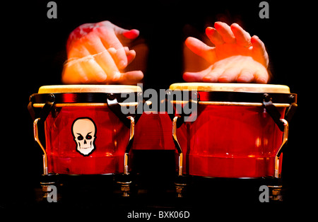 Hände spielen Bongo-Trommeln Stockfoto