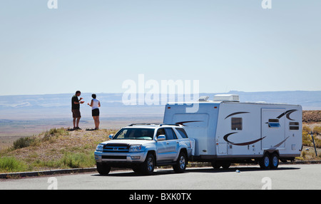 Ein Ehepaar mittleren Alters Halt an einer Raststätte für einen kleinen Snack und Sehenswürdigkeiten in central Utah entlang der Interstate Highway 70. Stockfoto