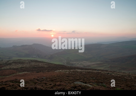 Untergehende Sonne über Hope Valley aus Higger Tor im Peak District Stockfoto