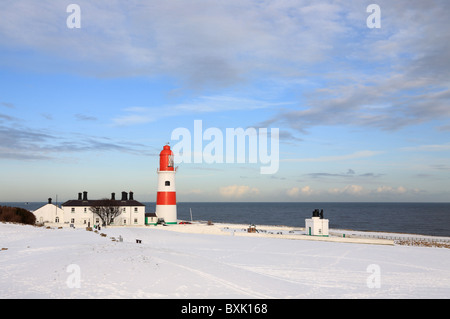 Souter Leuchtturm und Nebelhorn, Whitburn, mit Schnee auf dem Boden. England, UK. Stockfoto