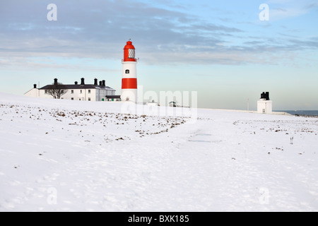 Souter Leuchtturm und Nebelhorn, Whitburn, mit Schnee auf dem Boden. England, UK. Stockfoto