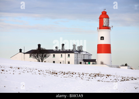 Souter Leuchtturm, Whitburn, mit Schnee auf dem Boden. England, UK. Stockfoto