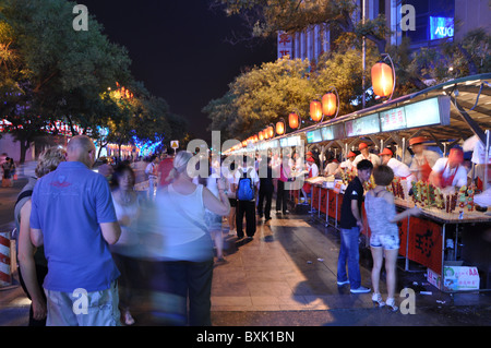 Traditionelle Lebensmittel-Markt, Wangfujing Street, Beijing, China Stockfoto