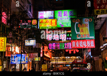 Neon-Schilder in der Nacht in der Innenstadt von Hongkong China Stockfoto