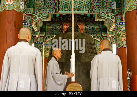 Buddhistische Mönche läuten große Glocke, Haeinsa-Tempel, Südkorea Stockfoto