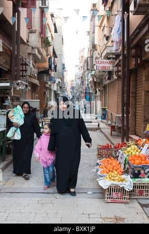 Ägypten, Luxor. Frauen tragen Hijab im El Souk Markt. Stockfoto