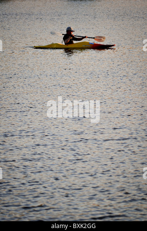 Kajakfahrer im See paddeln Stockfoto