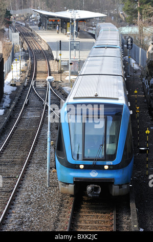 U-Bahn-Zug kommend in Richtung der Kamera. Stockfoto