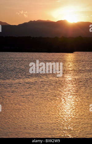 Sonnenuntergang am See mit den Bergen Stockfoto