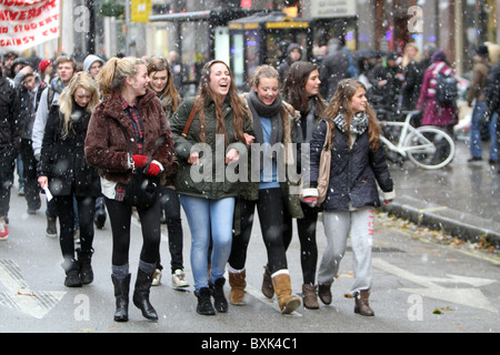 Englische Studenten Anti schneidet Protest durch die verschneiten Straßen von London. Stockfoto