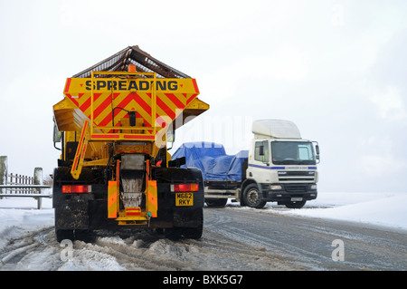 Streusalzverbrauch LKW helfen, um einen LKW zu befreien stecken im Schnee auf Bodmin Moor, Cornwall, UK Stockfoto