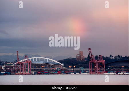 Ein Regenbogen erscheint über Qwest Field, der Heimat der Seattle Seahawks Fußballmannschaft Blick über Elliott Bay in Seattle, USA. Stockfoto