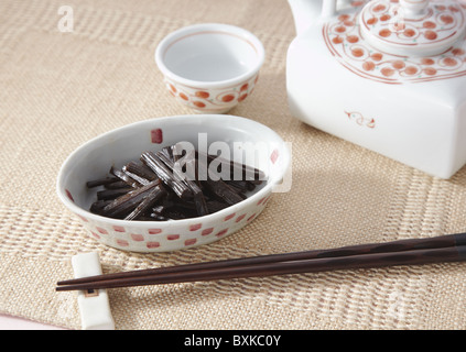 Japanische Pestwurz in Soja-Sauce gegart Stockfoto