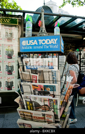 Paris, Frankreich, Zeitungskiosk, französische und internationale Zeitungen, im Angebot Champs-Elysées „USA Today“ Zeitung auf der Ausstellung, Straßenverkäufer, Kiosque à Journaux Stockfoto