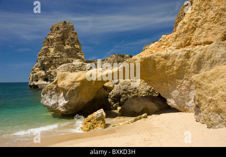 Fels-Formationen am Strand Praia da Marinha in der Nähe von Armacao De Pera Stockfoto