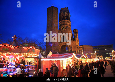 Deutschland, Berlin, Kurfürstendamm, Weihnachtsmarkt, Kaiser-Wilhelm-Gedächtnis-Kirche Stockfoto