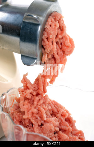 Hacken von Fleisch mit alten Gerät Nahaufnahme Stockfoto