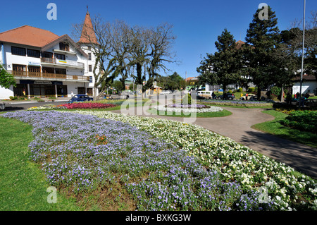 Hauptplatz mit Blumengärten, Nova Petropolis, Rio Grande do Sul, Brasilien Stockfoto