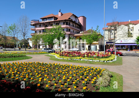 Hauptplatz mit bunten Blumengärten, Nova Petropolis, Rio Grande do Sul, Brasilien Stockfoto