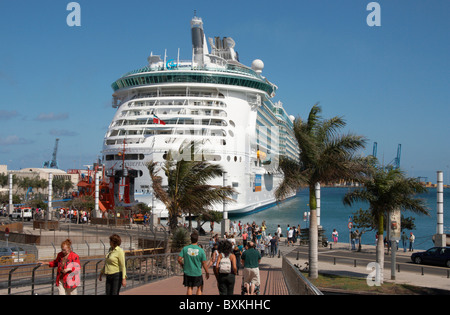 Größte Kreuzfahrtschiff der Welt "Independence Of The Seas" Stockfoto