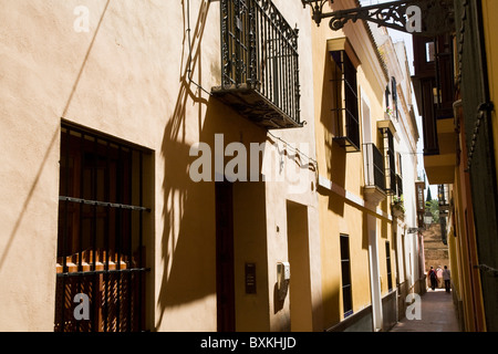 Gebäuden mit Balkonen / Balkon mit Blick auf typische / traditionelle Gasse / Straße Szene in alt / Zentrale Sevilla. Spanien. Stockfoto