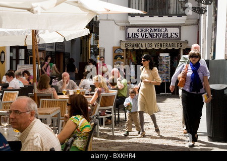 Typische kleine, ruhige Straße mit Abendessen im Freien/Restaurant-Pflastertische in der Altstadt/Altstadt/Straßen von Sevilla. Spanien Stockfoto