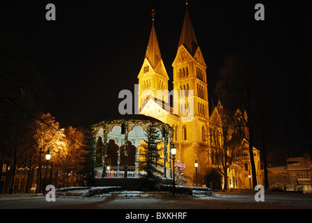 Munsterplein mit Musikpavillon und Munsterkerk Roermond Niederlande in der Nacht Stockfoto