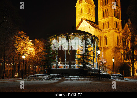 Munsterplein mit Musikpavillon und Munsterkerk Roermond Niederlande in der Nacht Stockfoto