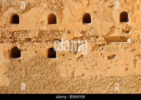 Pise Wände an die Ruinen des Palastes Badii, Marrakesch, gebaut im Jahre 1578 von Saadien Ahmed el Mansour Ad-Dahbi Stockfoto