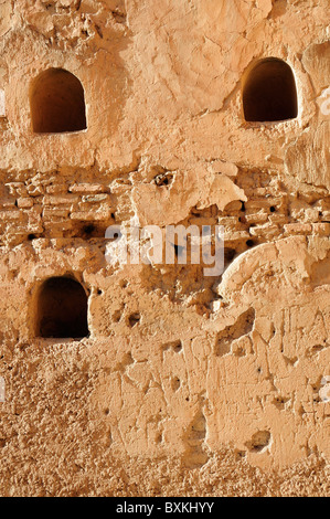 Pise Wände an die Ruinen des Palastes Badii, Marrakesch, gebaut im Jahre 1578 von Saadien Ahmed el Mansour Ad-Dahbi Stockfoto