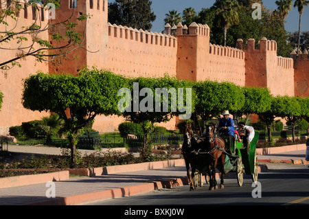 Caleche, vorbei an alten Stadtmauern entlang Boulevard Yarmouk eine der besten Möglichkeiten für Touristen die Stadt Marrakesch anzeigen Stockfoto