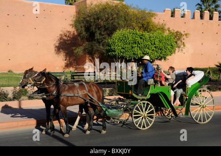 Caleche, vorbei an alten Stadtmauern entlang Boulevard Yarmouk eine der besten Möglichkeiten für Touristen die Stadt Marrakesch anzeigen Stockfoto